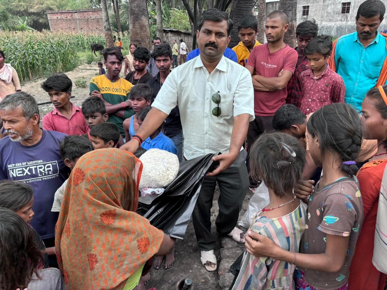 शॉर्ट सर्किट से लगी आग, दर्जनों घर जलकर राख। मुखिया ने बढ़ाया मदद का हाथ।